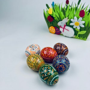 Pu&ograve; includere: Un set di tre tazze in ceramica con finitura opaca e macchiettata. Le tazze sono nei toni del crema, grigio chiaro e grigio scuro. Ogni tazza ha un design semplice e minimalista.