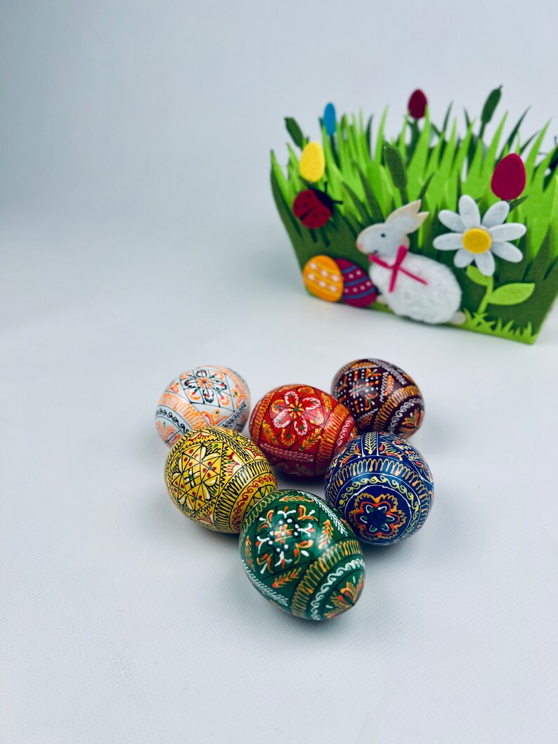 Pu&ograve; includere: Un set di tre tazze in ceramica con finitura opaca e macchiettata. Le tazze sono nei toni del crema, grigio chiaro e grigio scuro. Ogni tazza ha un design semplice e minimalista.
