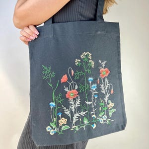 Embroidered Canvas Tote Bag with Wildflower Design – Eco-Friendly Floral Shopping Bag