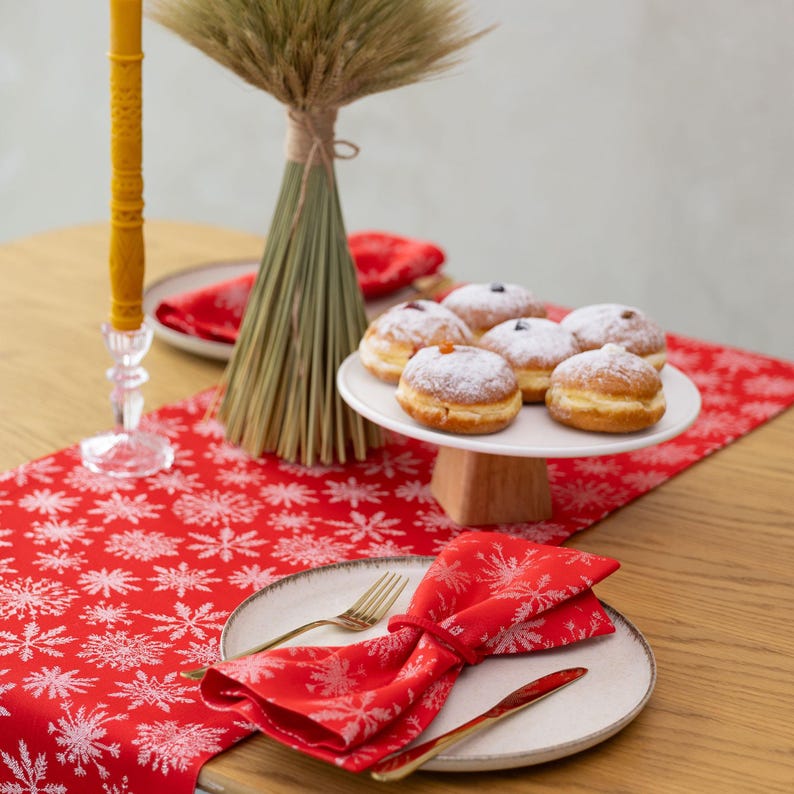 Red cotton Christmas napkin with white snowflakes, Festive reusable cloth serviette for holiday table setting, Winter dinner party decor