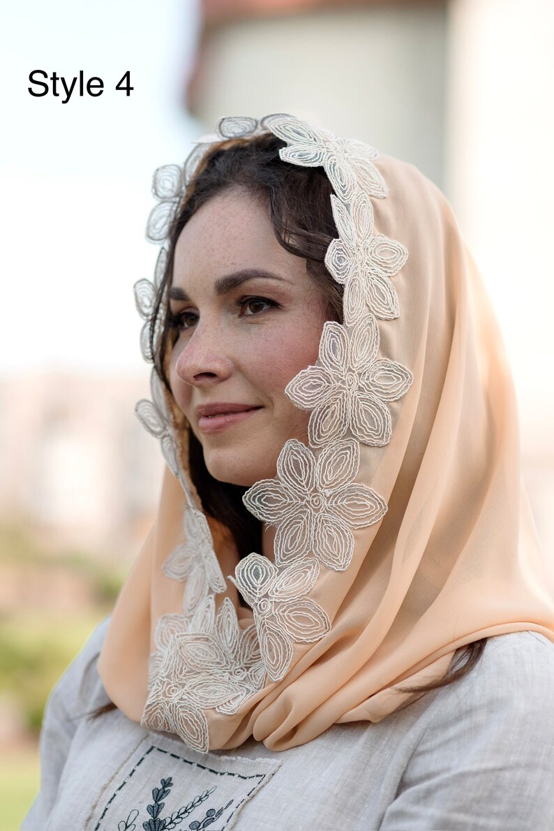 Elegant tulle headscarf with floral lace