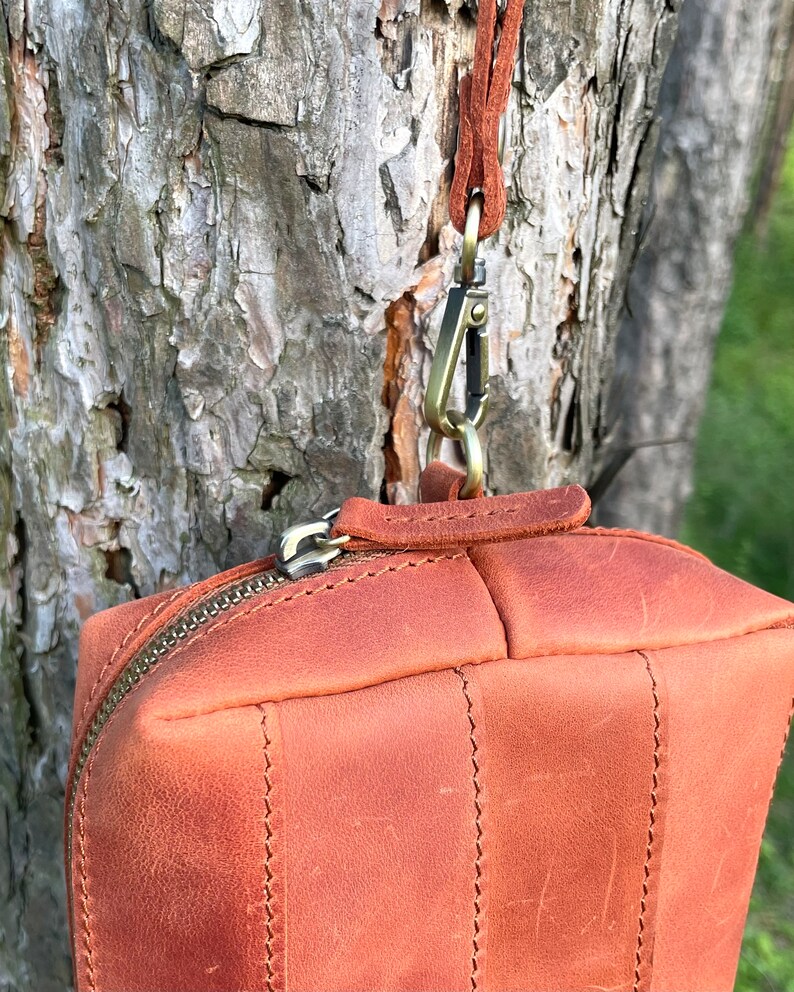 Handmade Leather Zipper Pouch, Leather Wristlet Clutch, Small Handmade Leather Bag, Minimalist Leather Pouch for Everyday Use