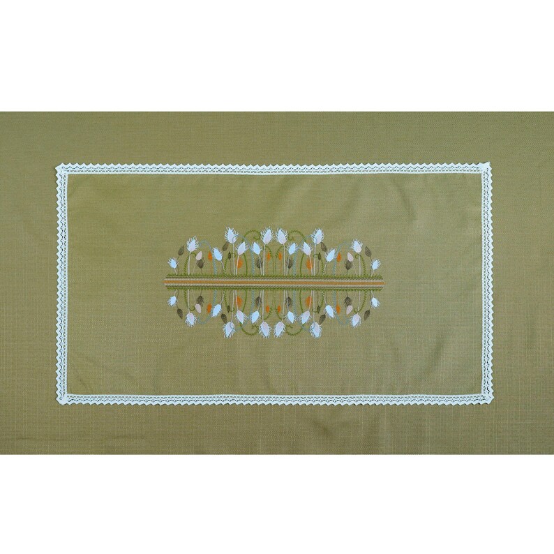 Embroidered cotton placemats with lace