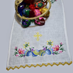 Linen Pascha basket cover, Embroidered white linen Greek Easter decor with floral motifs, and Easter egg design, Festive spring home decor imagen 9
