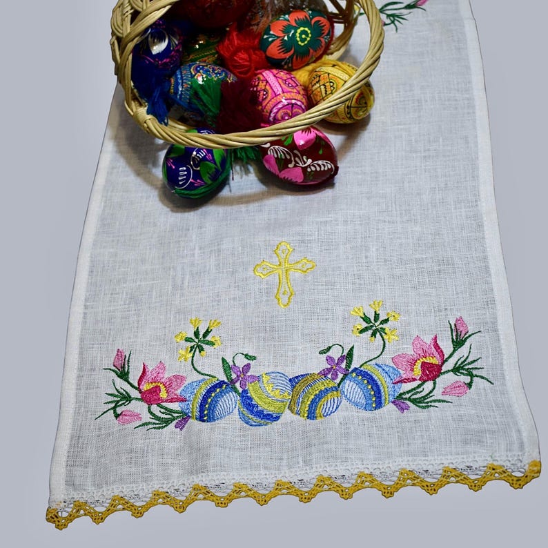 Linen Pascha basket cover, Embroidered white linen Greek Easter decor with floral motifs, and Easter egg design, Festive spring home decor imagen 9