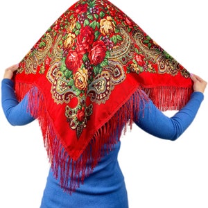 Peut inclure: Un foulard rouge &agrave; motifs floraux et franges. Le foulard est en soie et pr&eacute;sente un motif paisley.