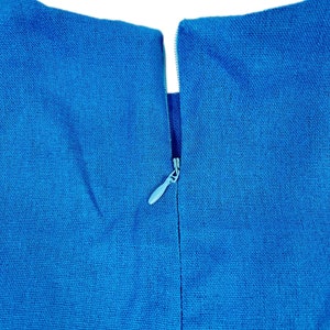 K&ouml;nnte beinhalten: Ein blaues Leinenkleid mit Rei&szlig;verschluss auf der R&uuml;ckseite.