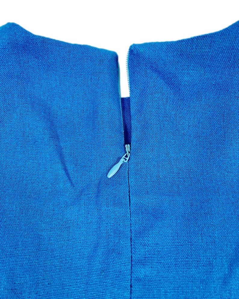 K&ouml;nnte beinhalten: Ein blaues Leinenkleid mit Rei&szlig;verschluss auf der R&uuml;ckseite.