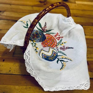 Embroidered Linen Easter Basket Cover with Lace, Ukrainian Pascha Towel immagine 1