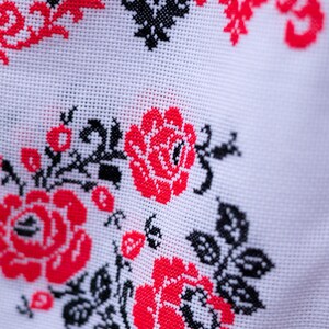 Handmade embroidered towel with red rose motifs and lace trim