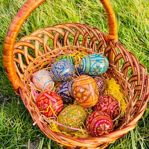 Pu&ograve; includere: Un set di tre tazze in ceramica con finitura opaca e macchiettata. Le tazze sono nei toni del crema, grigio chiaro e grigio scuro. Ogni tazza ha un design semplice e moderno e un manico arrotondato.