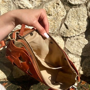 Handmade Woven Leather Crossbody Bag with Removable Zipper Pouch and Adjustable Strap – Cognac Brown Boho Shoulder Purse for Everyday Use