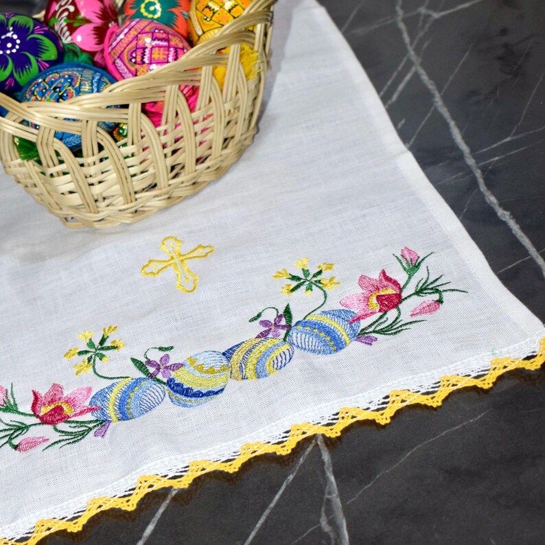 Linen Pascha basket cover, Embroidered white linen Greek Easter decor with floral motifs, and Easter egg design, Festive spring home decor imagen 6