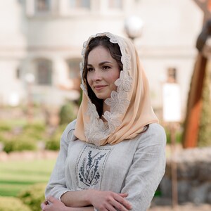Elegant tulle headscarf with floral lace