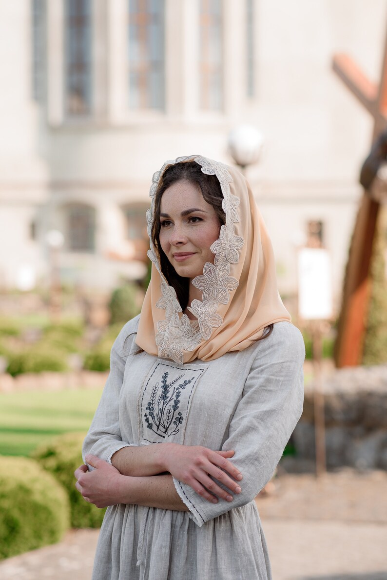Elegant tulle headscarf with floral lace