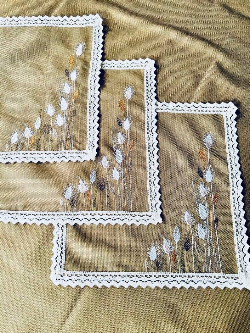 Embroidered cotton placemats with lace