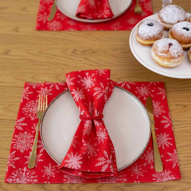 Red cotton Christmas napkin with white snowflakes, Festive reusable cloth serviette for holiday table setting, Winter dinner party decor