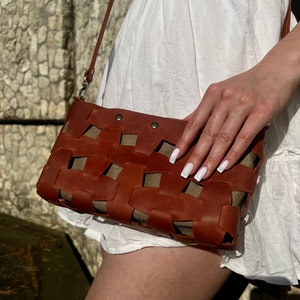 Handmade Woven Leather Crossbody Bag with Removable Zipper Pouch and Adjustable Strap – Cognac Brown Boho Shoulder Purse for Everyday Use