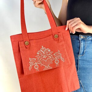 Stylish linen tote bag with embroidered floral design