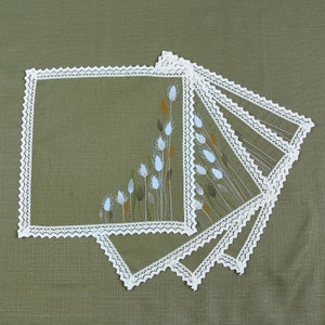 Set of 4 Lace-Trim Table Napkins with embroidered Floral Design, Elegant Decorative Dinner Napkins for Special Occasions