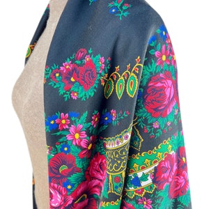 Pu&ograve; includere: Uno scialle nero con un motivo floreale in tonalit&agrave; di rosso, rosa, verde, blu e giallo. Lo scialle &egrave; realizzato in un tessuto morbido e leggero, perfetto per aggiungere un tocco di colore e stile a qualsiasi outfit.