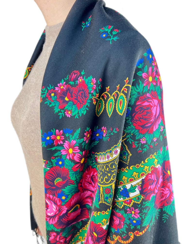 Pu&ograve; includere: Uno scialle nero con un motivo floreale in tonalit&agrave; di rosso, rosa, verde, blu e giallo. Lo scialle &egrave; realizzato in un tessuto morbido e leggero, perfetto per aggiungere un tocco di colore e stile a qualsiasi outfit.