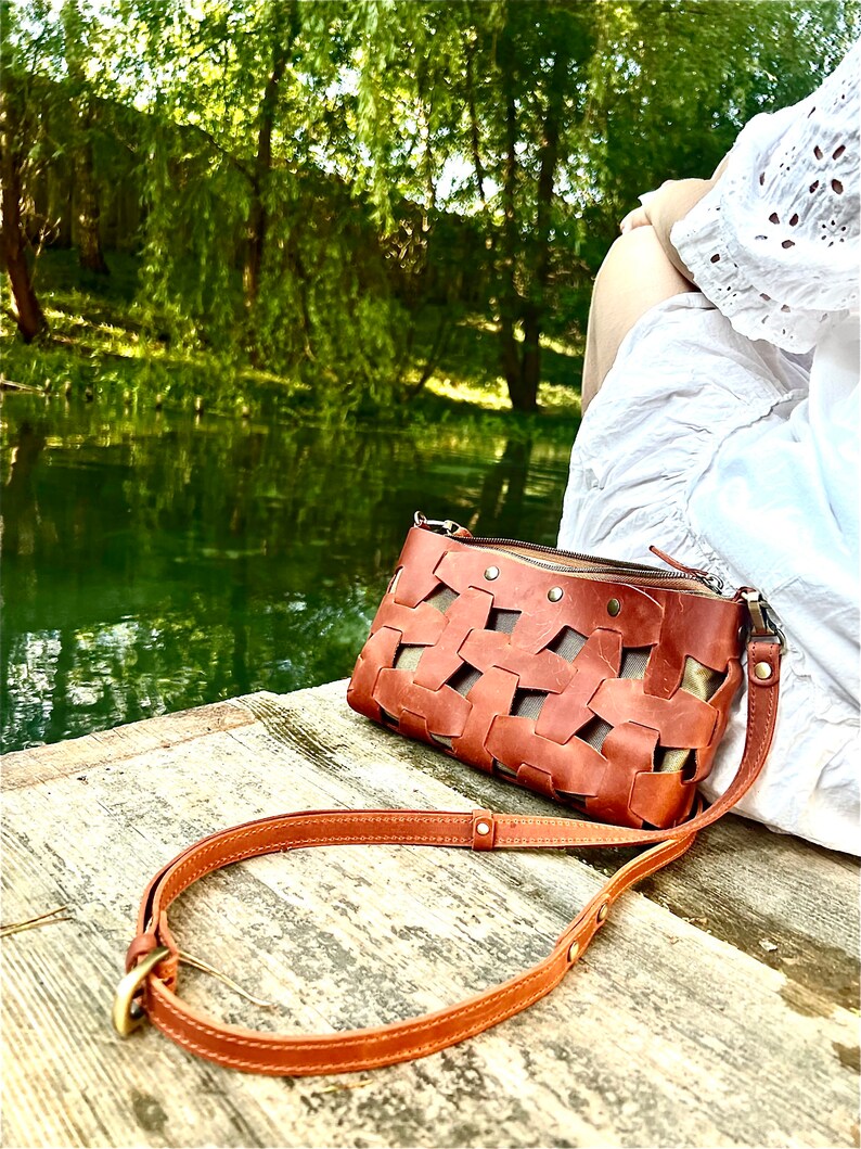 Handmade Woven Leather Crossbody Bag with Removable Zipper Pouch and Adjustable Strap – Cognac Brown Boho Shoulder Purse for Everyday Use