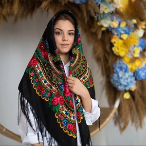 Puede incluir: Un pa&ntilde;uelo negro con bordados florales coloridos y flecos. El pa&ntilde;uelo lo lleva una persona con el pelo largo y casta&ntilde;o.