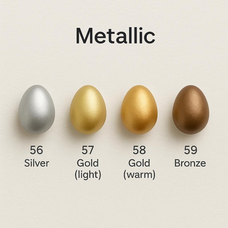 Puede incluir: Cuatro huevos met&aacute;licos en plata, oro claro, oro c&aacute;lido y bronce. La palabra "Metallic" est&aacute; encima de los huevos. Cada huevo tiene un n&uacute;mero y el nombre del color debajo.