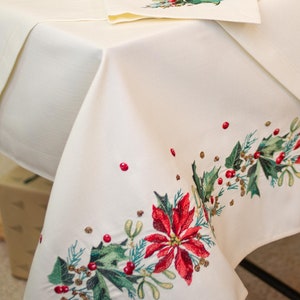 Beige Christmas centrepiece with Embroidered Holiday Wreath and Poinsettias, Elegant Festive Dining Set with Napkins, Winter Pinecone Decor.