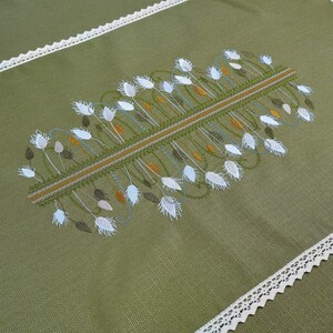 Embroidered cotton placemats with lace