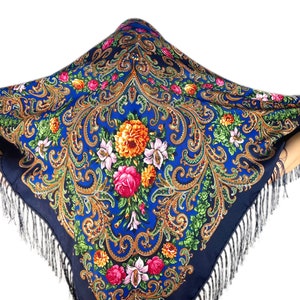 Peut inclure: Un ch&acirc;le bleu et or &agrave; motifs floraux et franges. Le ch&acirc;le est fait d'un tissu doux et l&eacute;ger, parfait pour ajouter une touche d'&eacute;l&eacute;gance &agrave; n'importe quelle tenue.