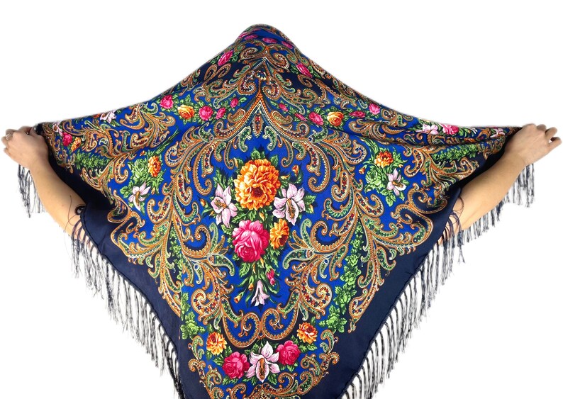 Peut inclure: Un ch&acirc;le bleu et or &agrave; motifs floraux et franges. Le ch&acirc;le est fait d'un tissu doux et l&eacute;ger, parfait pour ajouter une touche d'&eacute;l&eacute;gance &agrave; n'importe quelle tenue.