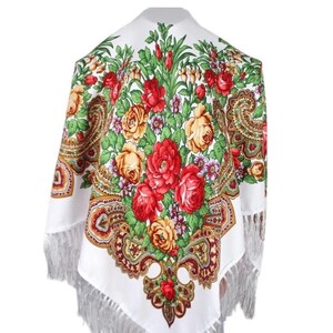 Peut inclure: &Eacute;charpe en coton blanc avec un motif floral en rouge, jaune et vert. L'&eacute;charpe a une bordure &agrave; franges et un motif paisley.