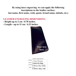 K&ouml;nnte beinhalten: Schwarzer Lederkartenhalter mit dem Text "Your text here" auf der Vorderseite graviert. Der Kartenhalter ist 2 cm hoch und 11 cm lang. Eine Tabelle zeigt verschiedene Schriftarten und Beispiele f&uuml;r Text, der graviert werden kann.