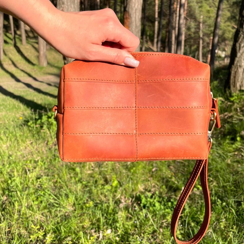 Handmade Leather Zipper Pouch, Leather Wristlet Clutch, Small Handmade Leather Bag, Minimalist Leather Pouch for Everyday Use