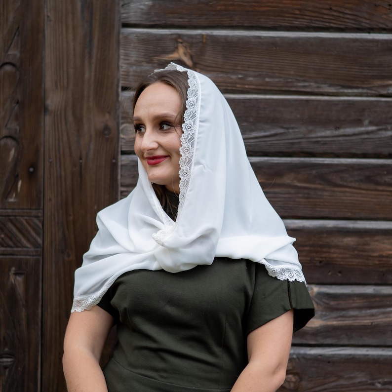 Elegant White Lace Church Veil