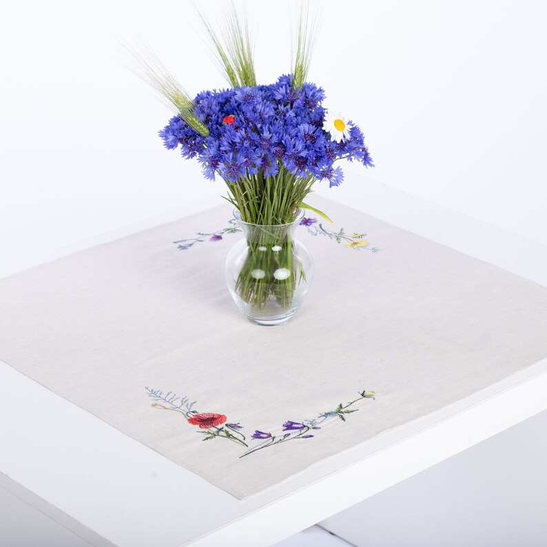 Linen Tablecloth and Napkin Set with Wildflower Embroidery – Rustic Floral Dining Table Set, Country Cottage Style Table Linen Decor