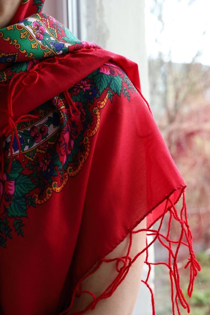 Puede incluir: Un chal rojo con un patr&oacute;n floral y flecos. El chal est&aacute; hecho de una tela suave y ligera y tiene un dise&ntilde;o tradicional.