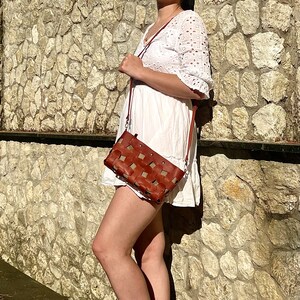 Handmade Woven Leather Crossbody Bag with Removable Zipper Pouch and Adjustable Strap – Cognac Brown Boho Shoulder Purse for Everyday Use