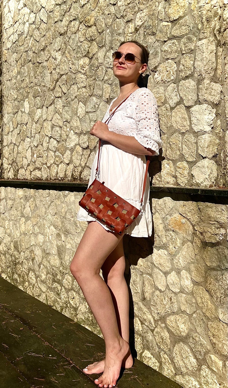 Handmade Woven Leather Crossbody Bag with Removable Zipper Pouch and Adjustable Strap – Cognac Brown Boho Shoulder Purse for Everyday Use