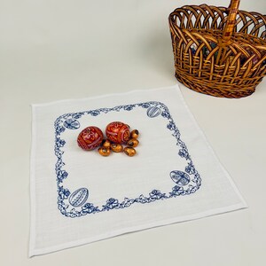 Easter Embroidered Table Topper, Ukrainian Style Linen Napkin, Blue Floral Easter Decor, Spring Table Centerpiece Cloth bild 6