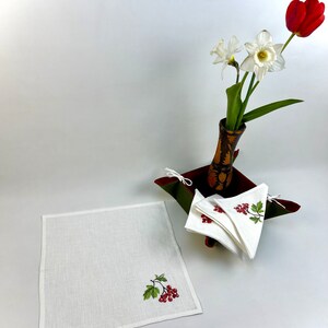 Set of 4 Embroidered linen clothnapkins, Cloth dinner napkin, Flower napkin set, Fine table linens, Housewarming gift, Linen napkins bild 4