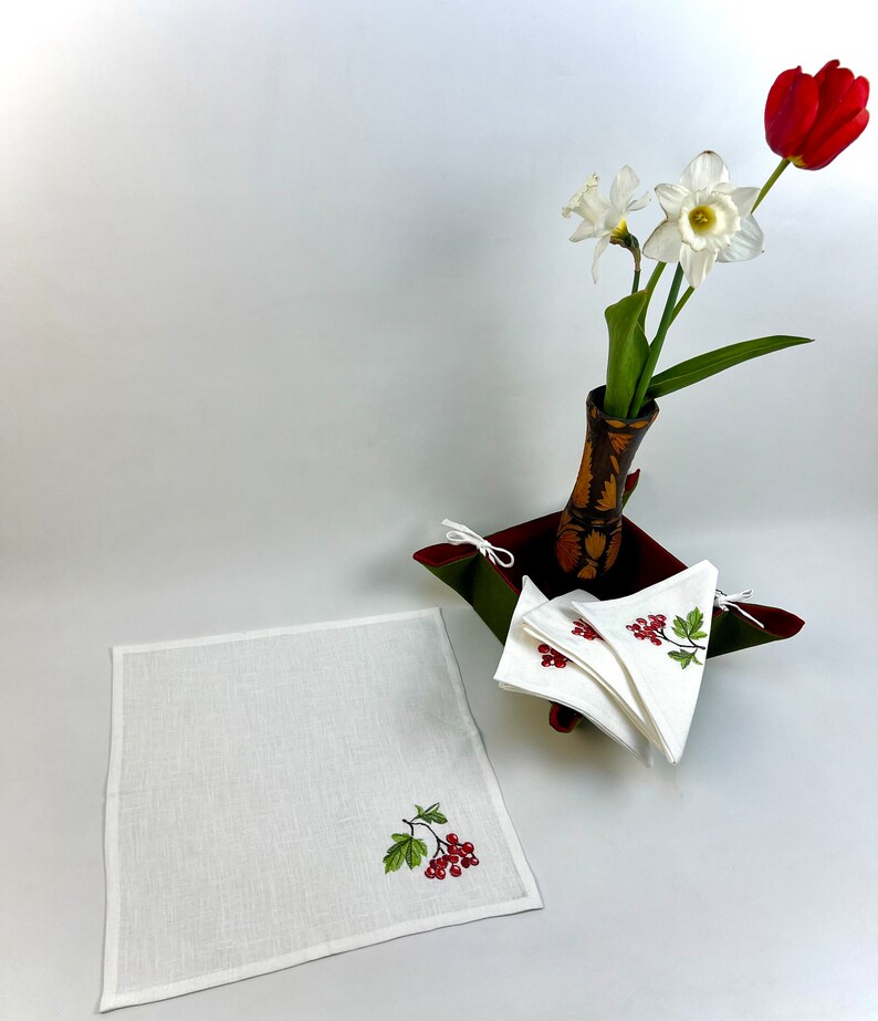 Set of 4 Embroidered linen clothnapkins, Cloth dinner napkin, Flower napkin set, Fine table linens, Housewarming gift, Linen napkins bild 4