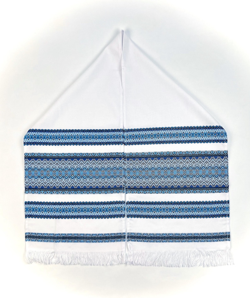 K&ouml;nnte beinhalten: Wei&szlig;-blau bestickter Gebetsschal mit geometrischem Muster. Der Schal hat ein zentrales Band mit aufwendigen blauen Designs, das von horizontalen Streifen und einem Fransenrand begrenzt wird. Der obere Teil ist schlicht wei&szlig;.