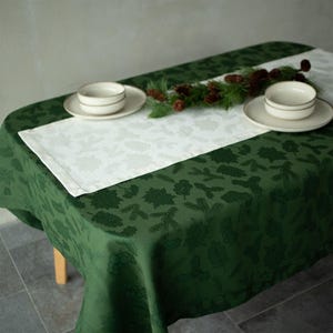 Green jacquard Christmas cloth napkin, Holly, Poinsettia & Pine pattern holiday table linen, Festive dinner décor, Reusable fabric napkin bild 7