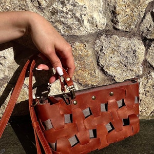 Handmade Woven Leather Crossbody Bag with Removable Zipper Pouch and Adjustable Strap – Cognac Brown Boho Shoulder Purse for Everyday Use