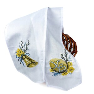 Easter Embroidered Table Topper, Ukrainian Style Linen Napkin, Blue Floral Easter Decor, Spring Table Centerpiece Cloth bild 9