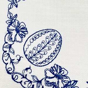 Easter Embroidered Table Topper, Ukrainian Style Linen Napkin, Blue Floral Easter Decor, Spring Table Centerpiece Cloth bild 4