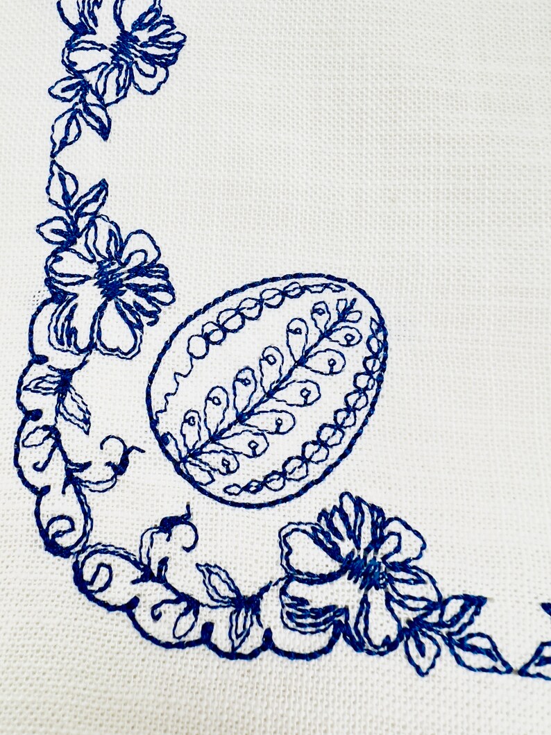 Easter Embroidered Table Topper, Ukrainian Style Linen Napkin, Blue Floral Easter Decor, Spring Table Centerpiece Cloth bild 4